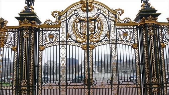 mau-cong-nha-5903807-the-beautiful-and-huge-gate-of-the-buckingham-palace