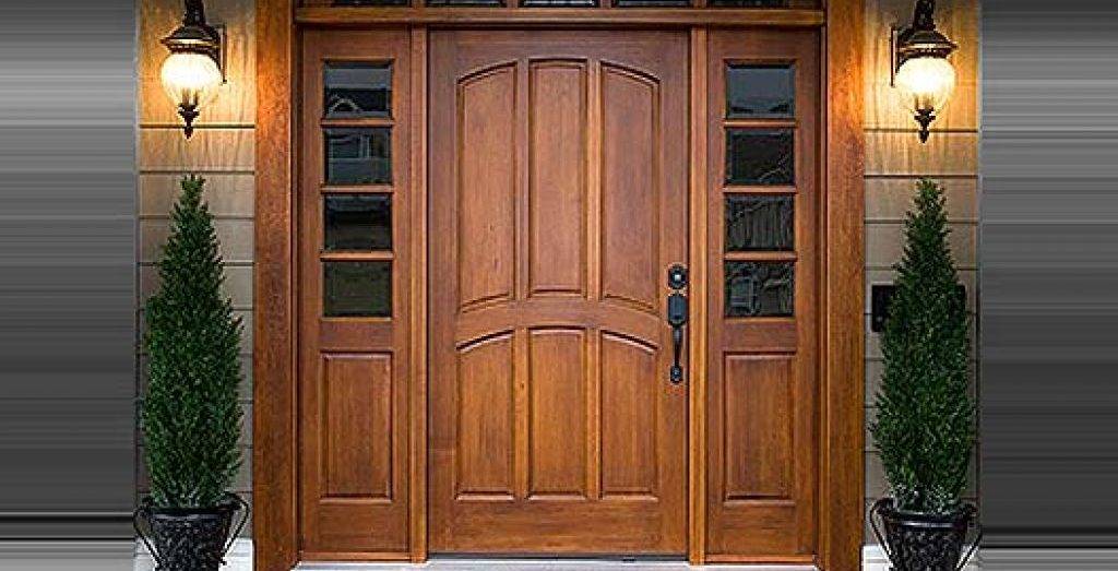 trang-tri-noi-that-do-go-cropped-classy-exterior-door-design-with-wood-material-using-double-crippled-sidelite-windows-and-carved-header-for-elegant-touch-54d335c271e86