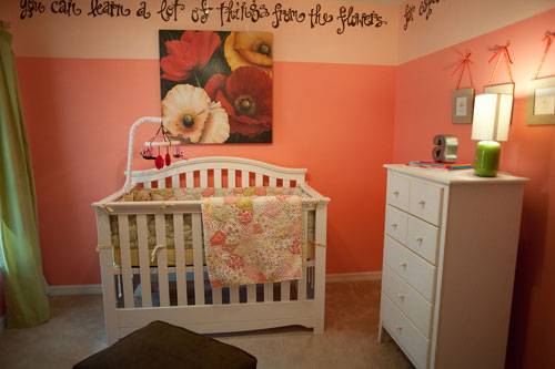 son-nha-mau-gi-dep-peach-coral-girl-nursery-crib-with-painting-of-flowers